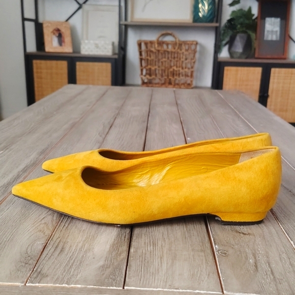 Good American The Statement Flat in Mustard Yellow Suede 5½ - Picture 9 of 13
